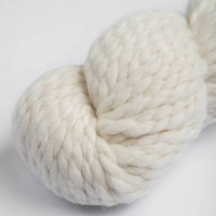 Amano Mamacha Super Chunky yarn in natural shade, a luxurious blend of 70% baby alpaca and 30% merino wool, ideal for cozy crafting.