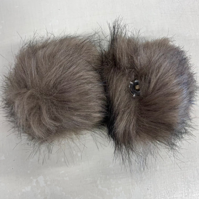 Faux fur pom poms with snap fastener, 12cm diameter, perfect for beanies.