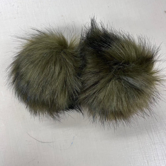 Faux fur pom poms with snap fasteners, 12cm diameter, suitable for beanies, hats, and scarves.