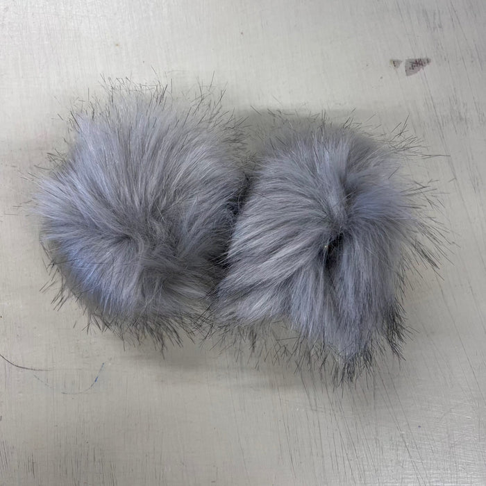 Gray faux fur pom poms with snap fasteners, 12cm diameter, perfect for beanies and accessories.
