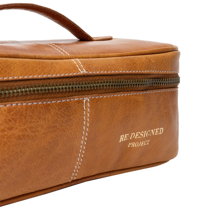 Knitting bag in leather with spacious zippered compartment and pockets, chic cosmetic bag style.