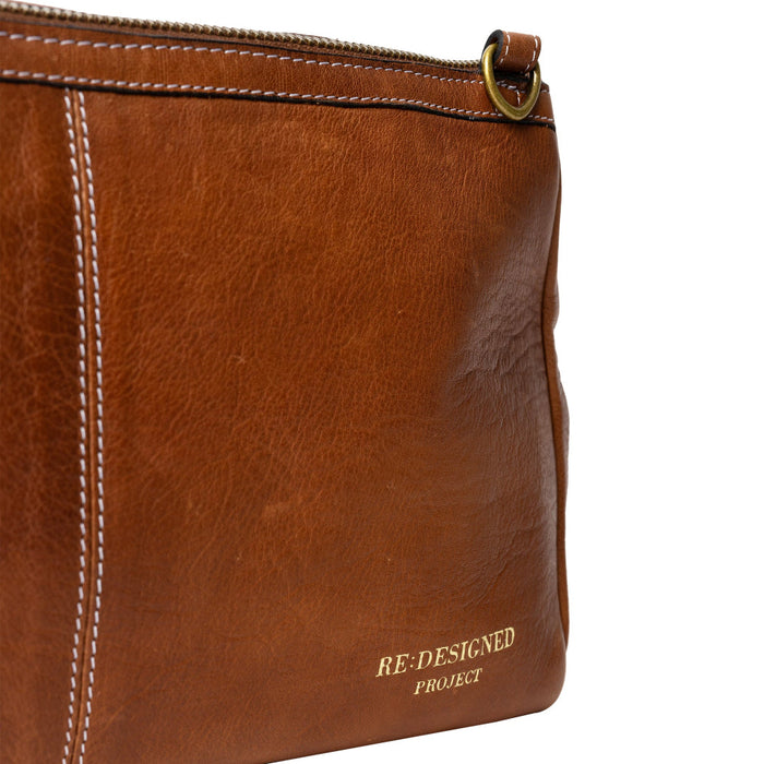 Knitting bag in walnut leather with side handle and zipper.