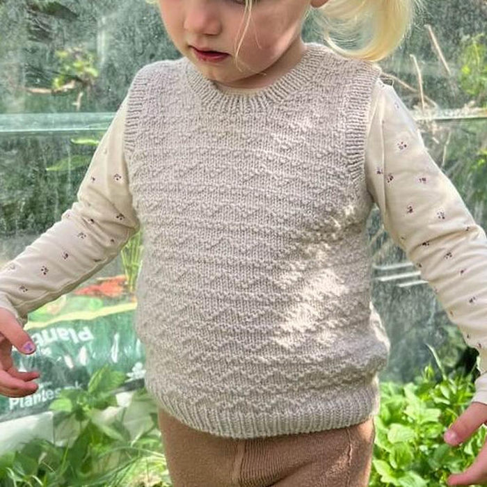 Beige Sille Slipover Mini knitted vest for children from PetiteKnit x Sandnes Garn Double Sunday knitting kit