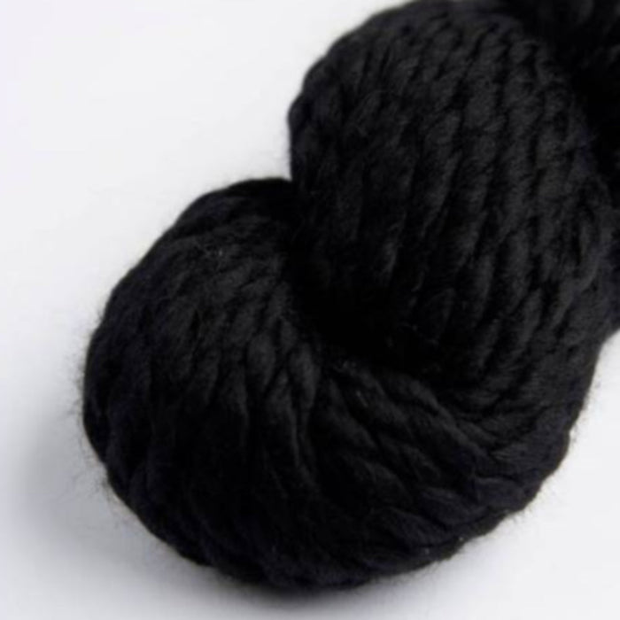 Amano Mamacha Super Chunky yarn, 70% baby alpaca, 30% merino wool blend, suitable for cozy garments and accessories.